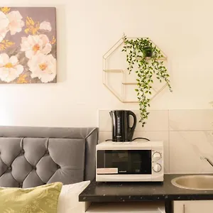 Guest house Ub2 - Heathrow London, Southall